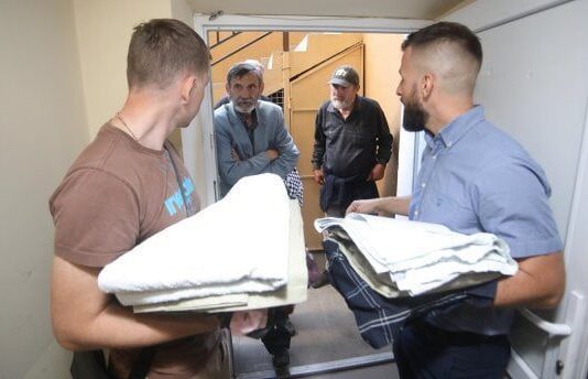 У Львові безпритульні стануть охайнішими: стартувала ідея "веселого автобуса"