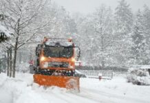 Во Львове дороги посыпают новыми реагентами