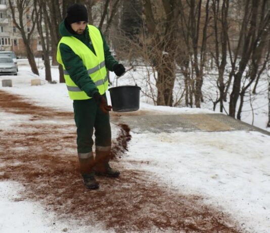 Кофейная гуща против песка: во Львове обсудили нынешний пробный способ борьбы с гололедом
