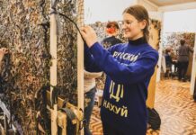 Во Львове кипит переработка старой одежды, штор и постельных принадлежностей: волонтеры плетут маскировочные сетки