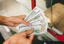 Обменники обязали принимать старые и изношенные банкноты