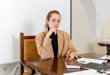Стресс или гормоны? Как понять, почему вы раздражаетесь по пустякам и плохо спите втомлена жінка